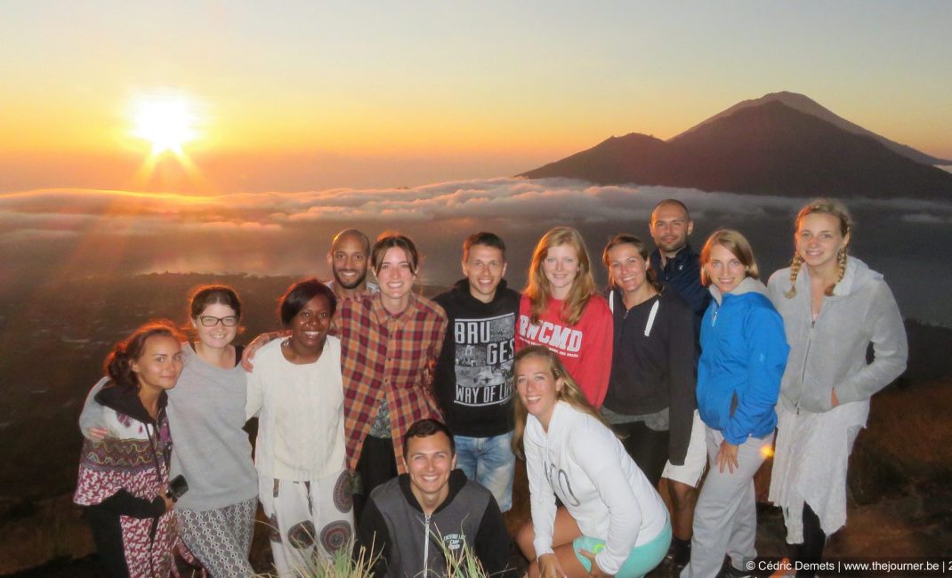 Een groepsfoto op de top van Mount Batur